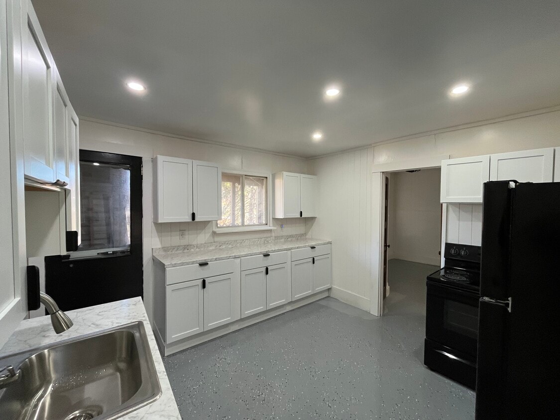 Building Photo - 135 W 1st St