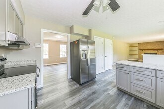 Building Photo - 8351 Country Oaks Station