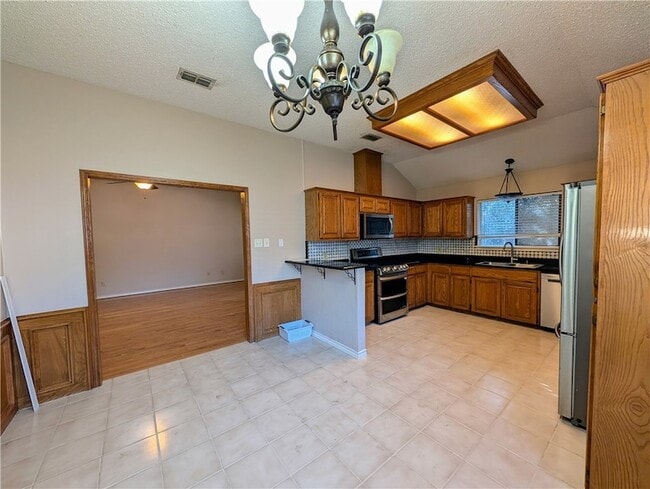 Building Photo - 14929 Red River Dr