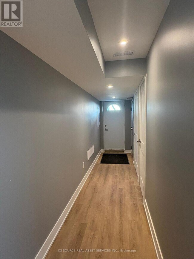 Photo du bâtiment - 822 Ossington Ave