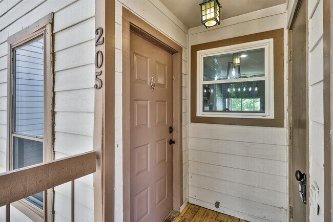 Building Photo - 205 Lakeview Terrace