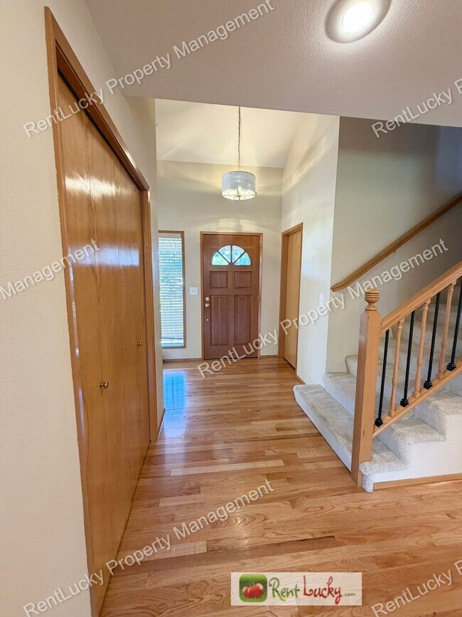 Foto del edificio - GORGEOUS 3 Bedroom Home in NE Tacoma! Spacious Yard, Beautiful Kitchen, and More!