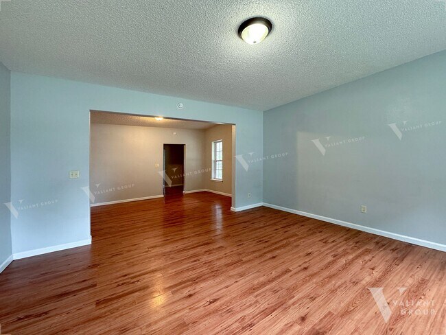 Building Photo - Cozy 3-Bedroom 1-Bathroom in Woodland Heig...