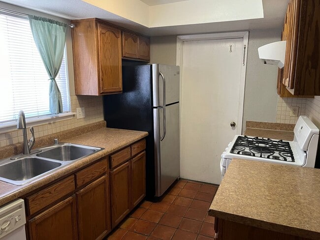 Building Photo - Lovely Eastside Home!