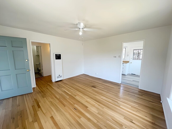 Foto del edificio - 8521 Kittyhawk Ave