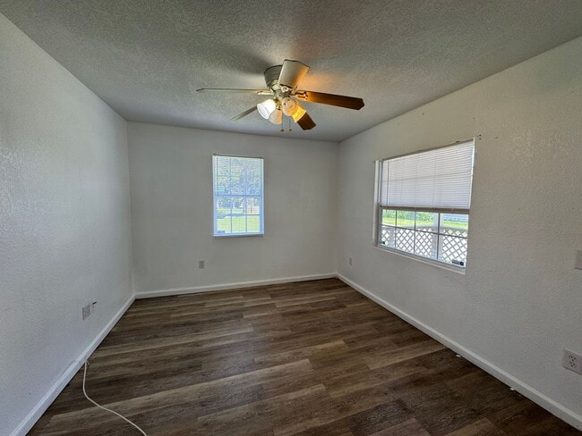 Building Photo - Charming 3 bedroom, 2 bath Florida Cracker-style home in Lake City