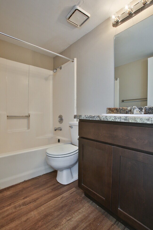 Building Photo - Upgraded Apartment- Just minutes from Drur...