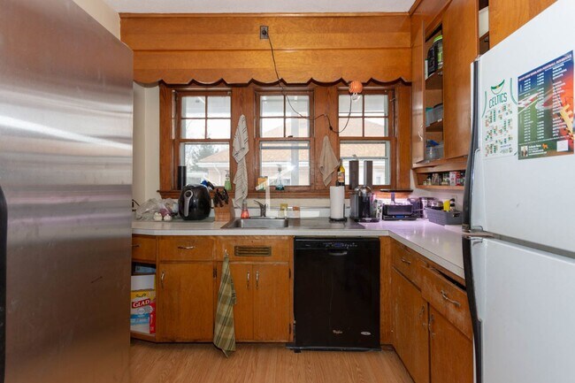 Foto del edificio - No Brokers Fee, Single-Family House for Rent in Brighton. Laundry, Parking Included