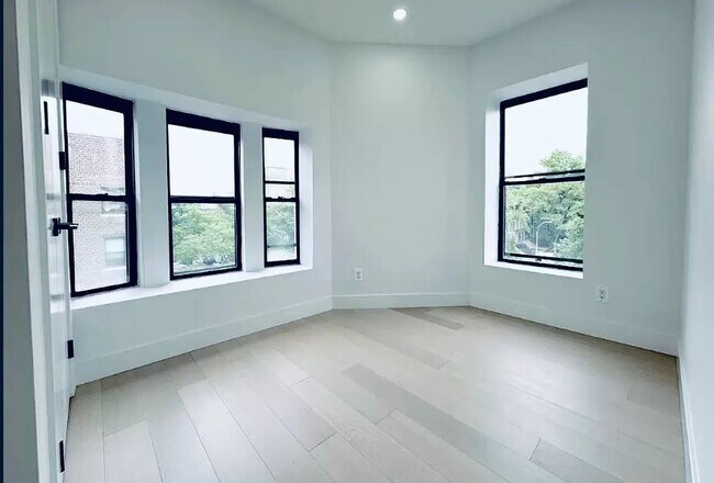 Building Photo - 704 Eighth Avenue