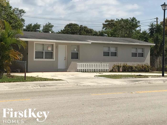 Primary Photo - 405 E Gateway Blvd