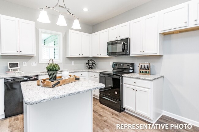 Foto del edificio - Move-In Special: Save $500 on Your First Month’s Rent -3 Bedroom Triplex in Smithfield!