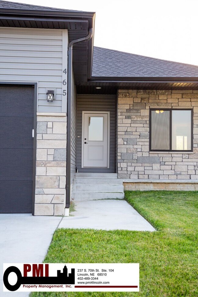 Building Photo - 5 Bedroom 3 bath, beautiful home in North ...