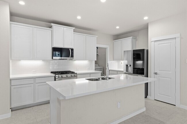 Foto del edificio - 33130 School Hl Rd