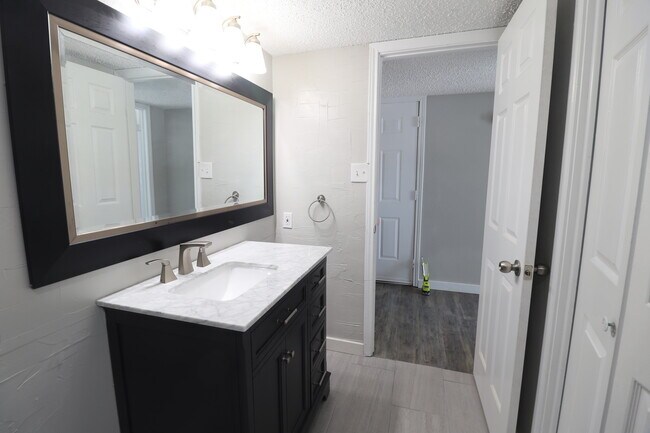 Foto del edificio - 9601 Forest Ln