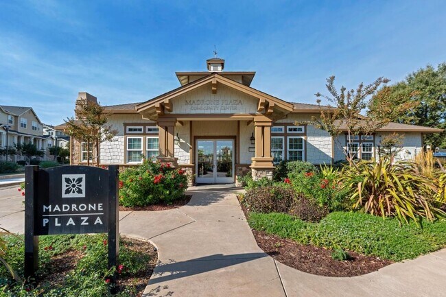 Foto del edificio - Coming Soon: 3 Bed 2.5 Bath Townhome in Mo...