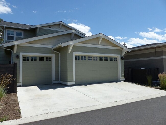 Building Photo - Beautiful 3 Bed/2.5 Bath Home in NW Bend - Fields Street