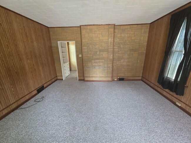 Foto del edificio - 2-bedroom, 1-bath home in New Brighton