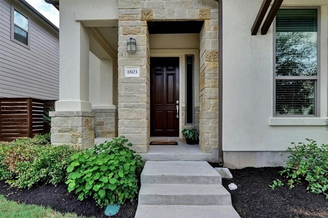 Building Photo - 1603 Arcilla St