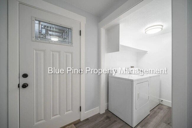 Building Photo - 1170 Saint Clair Rd
