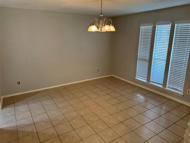 Building Photo - 2608 Hampshire Ln