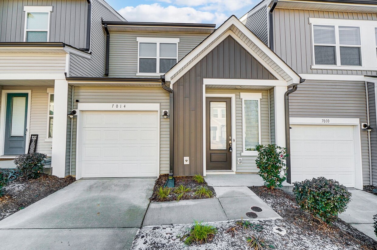 Foto principal - Move-in Ready Modern Townhome!!