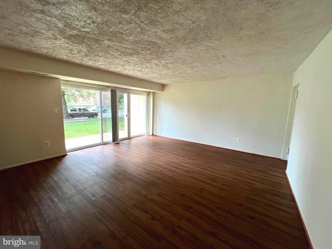 Building Photo - 7613 Fontainebleau Dr