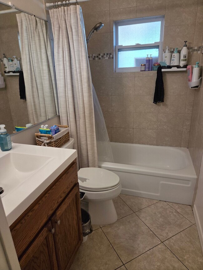 Baño completo - 2541 Waldemere St