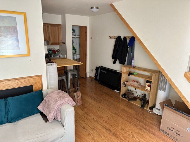 Building Photo - Cozy Upper-Level Condo Retreat