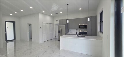 Building Photo - 306 NE 10th Terrace