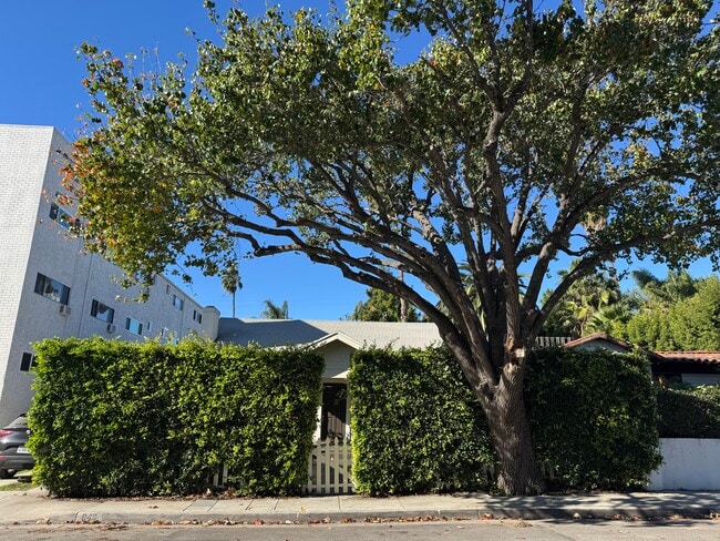 Building Photo - 849 N West Knoll Dr