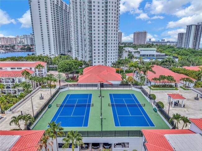 Foto del edificio - 3245 NE 184th St