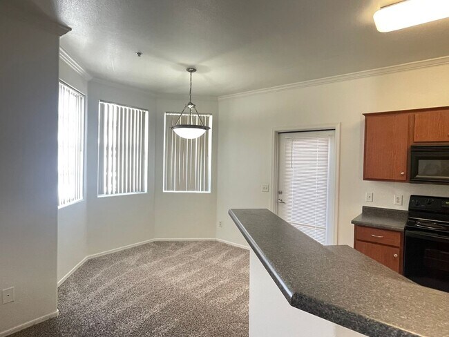 Foto del edificio - MOVE IN SPECAIL OAC-NEW CARPET AND PAINT, 2 bed/2 bath/ 1 CG/ Overlooking beautiful pool