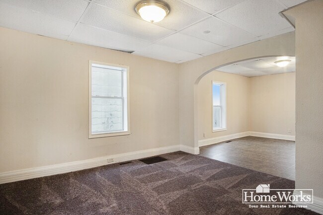 Building Photo - 117 E Fox St