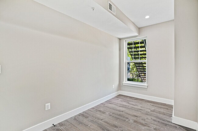 Foto del edificio - 1371 FLORIDA Ave NE