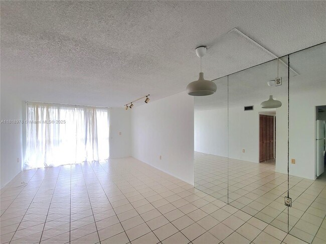 Foto del edificio - 2500 NE 135th St