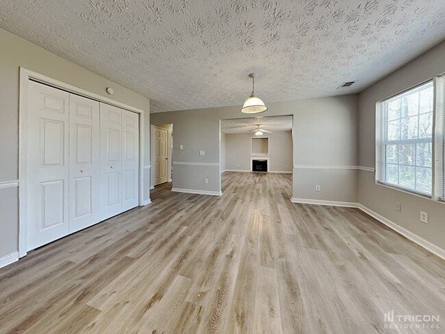 Building Photo - 210 Railside Dr