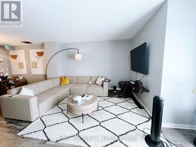 Photo du bâtiment - 560-560 Lakeridge Dr