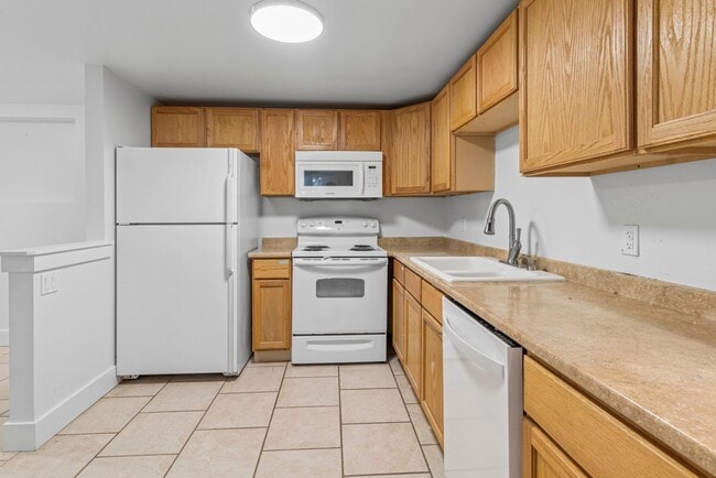 Building Photo - Cozy 2-Bed Lower Unit w/ Fenced Yard Minut...