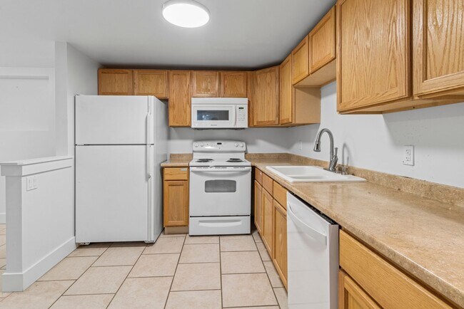 Foto del edificio - Cozy 2-Bed Lower Unit w/ Fenced Yard Minut...