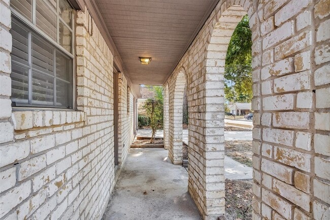 Building Photo - 23914 Spring Gum Dr