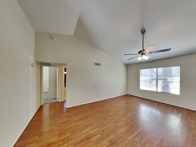 Building Photo - 1105 N Evergreen Ct