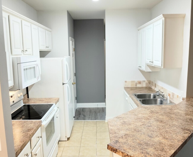 Kitchen - view 1 - 2041 Silvercrest Drive