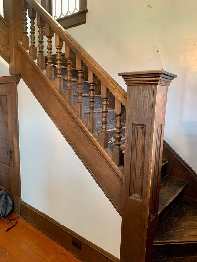 Building Photo - PRELEASE FOR AUG: 5 bdrm/2 bath near WWU and Downtown!