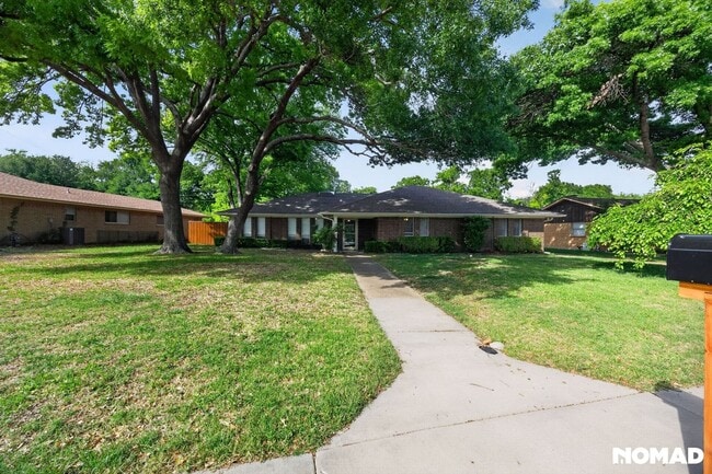 Building Photo - 2505 Briarwood Dr