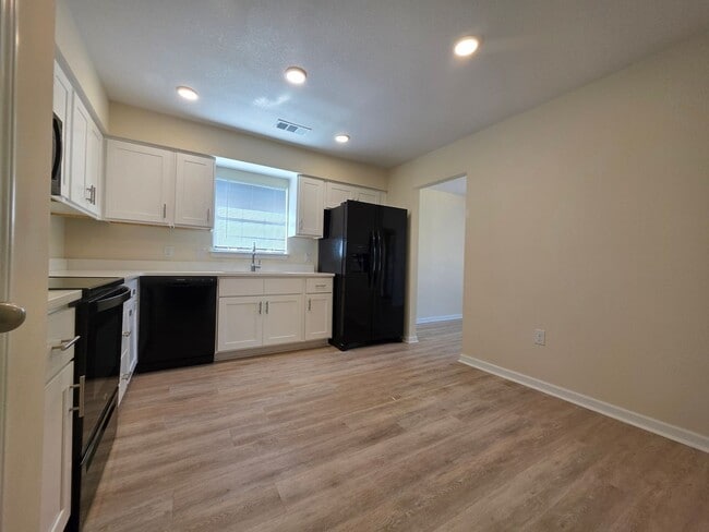 Foto del edificio - 3 Bedroom, 2 bath home with garage in the Hesse School district!