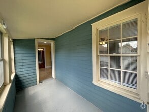Building Photo - 613 W Gray St