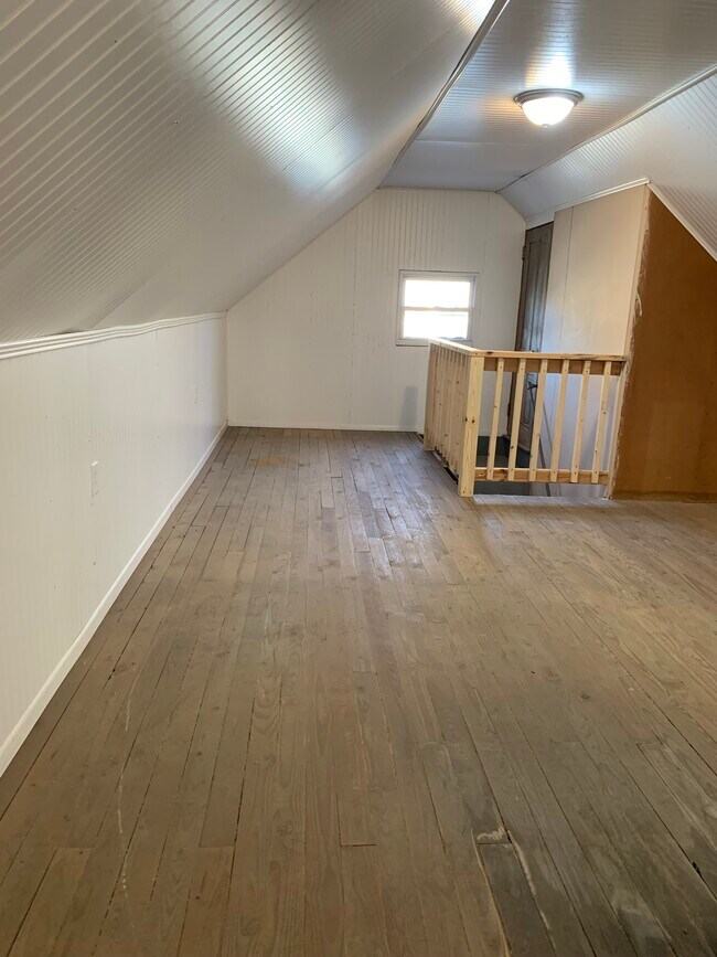 Building Photo - 8 E Stewart Ave
