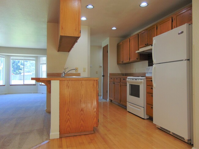 Building Photo - Well Maintained 3 Bedroom Rambler in Quiet...