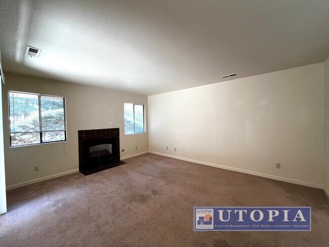 Foto del edificio - Charming 3 Bedroom, 2-bathroom Townhouse v...