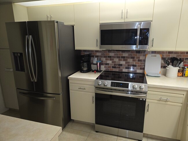 Building Photo - 1145 Country Club Dr